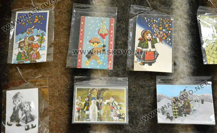 Златка Господинова представя изложба от носии и картички в библиотеката в Хасково