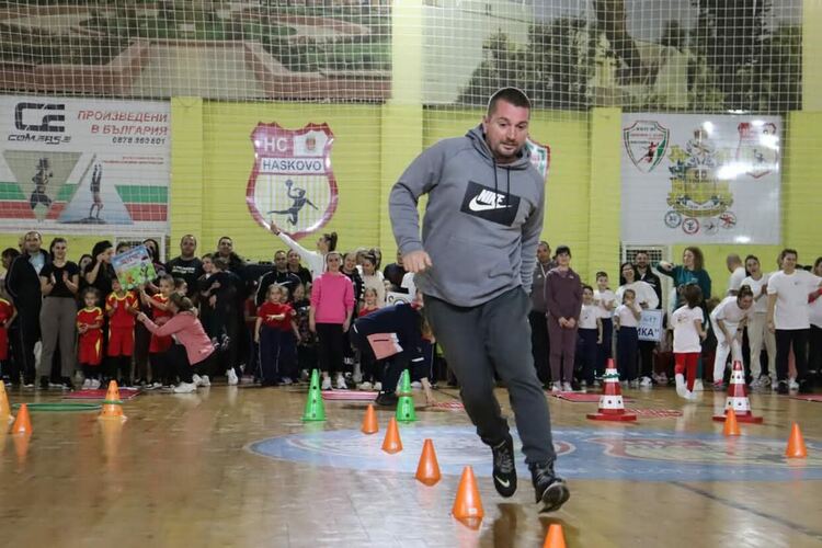 Деца и родители се включиха в най-щурото и най-оспорваното състезание в Хасково - Спортист на градината