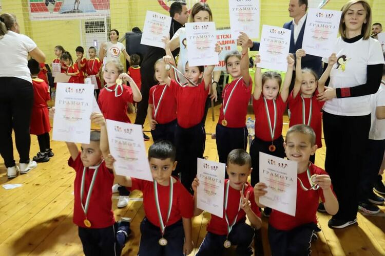 Деца и родители се включиха в най-щурото и най-оспорваното състезание в Хасково - Спортист на градината