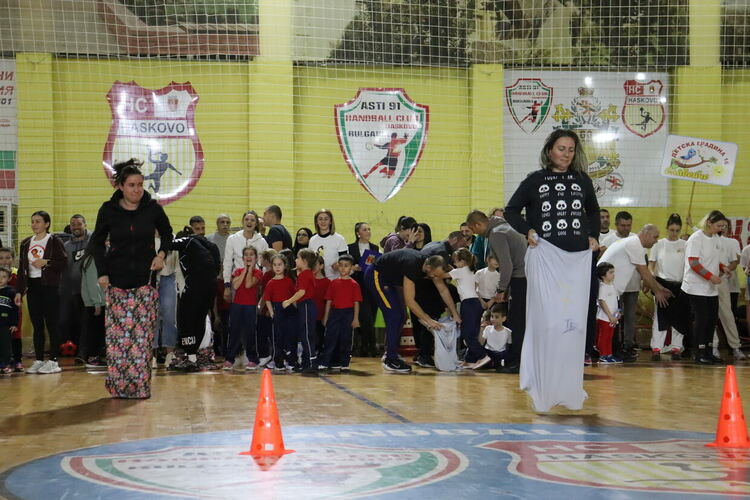 Деца и родители се включиха в най-щурото и най-оспорваното състезание в Хасково - Спортист на градината