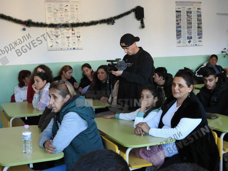 Магия на хляба в ОУ”П.Яворов”,деца и родители споделиха как се меси насъщния в кв.”Боровец” на Кърджали