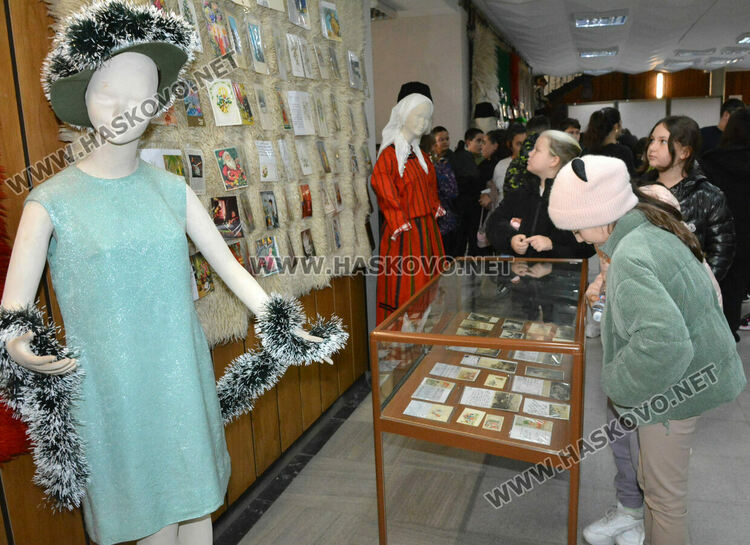 Златка Господинова представя изложба от носии и картички в библиотеката в Хасково