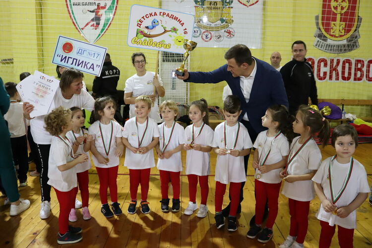 Деца и родители се включиха в най-щурото и най-оспорваното състезание в Хасково - Спортист на градината