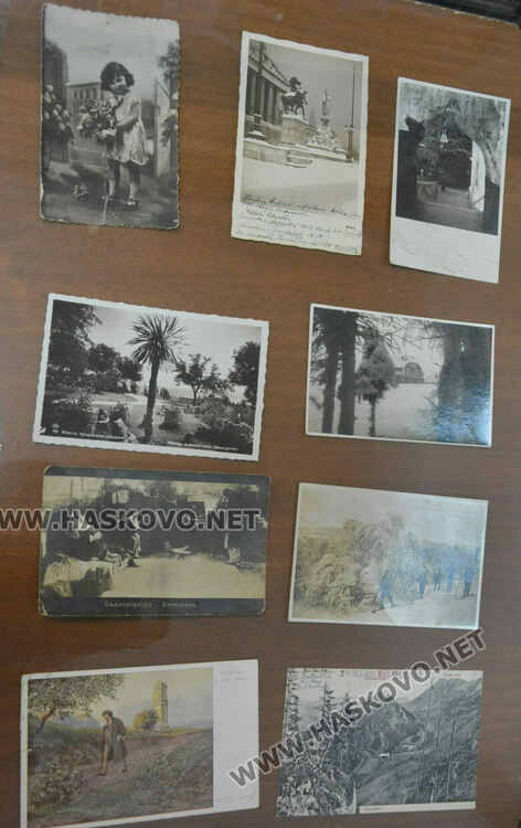 Златка Господинова представя изложба от носии и картички в библиотеката в Хасково