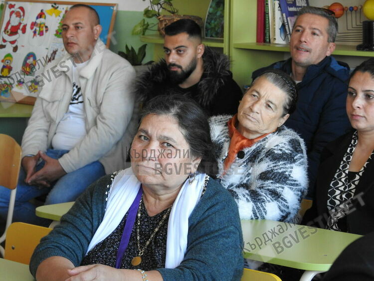 Магия на хляба в ОУ”П.Яворов”,деца и родители споделиха как се меси насъщния в кв.”Боровец” на Кърджали