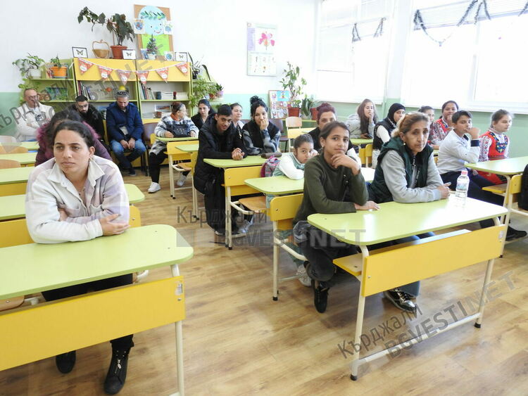 Магия на хляба в ОУ”П.Яворов”,деца и родители споделиха как се меси насъщния в кв.”Боровец” на Кърджали