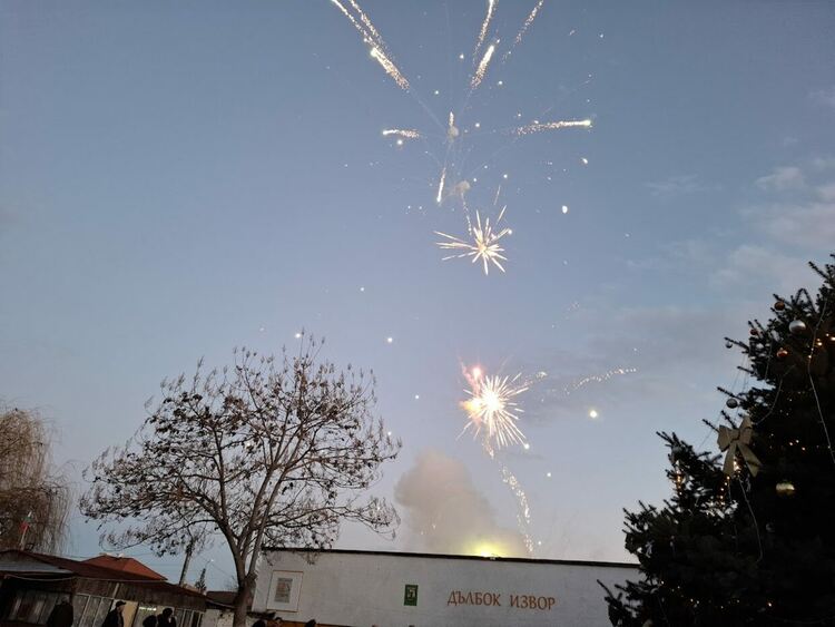 В Дълбок извор поставиха началото на сезона на коледните вълшебства