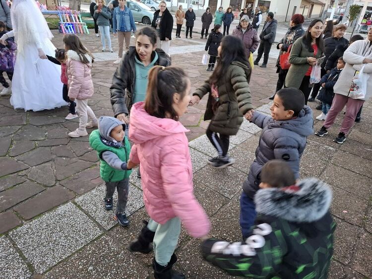 В Дълбок извор поставиха началото на сезона на коледните вълшебства