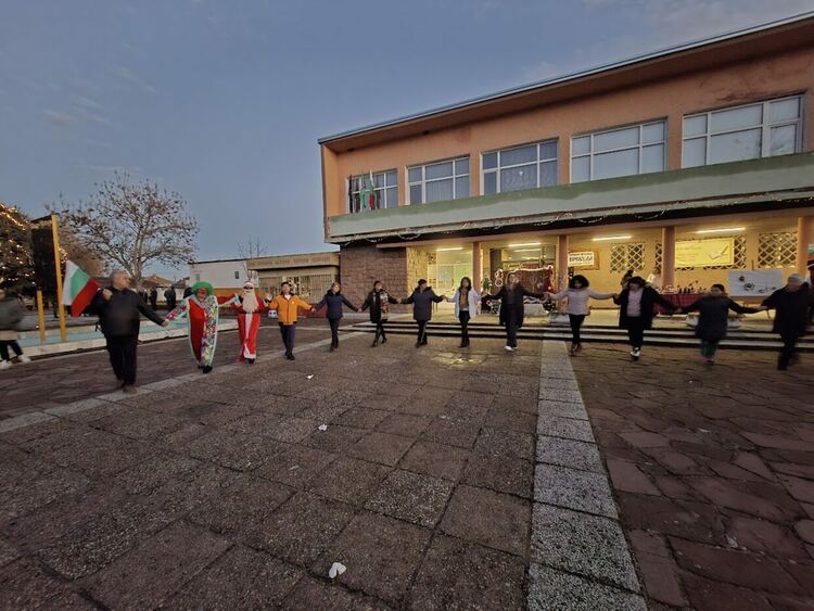 В Дълбок извор поставиха началото на сезона на коледните вълшебства