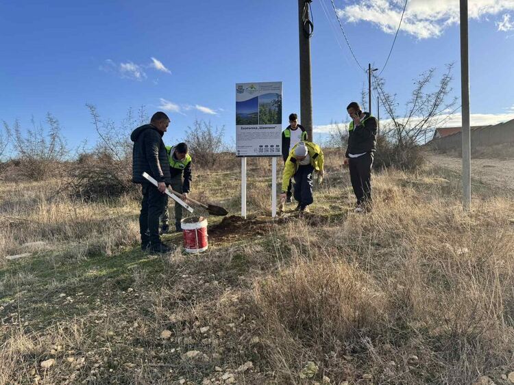 Ученици поставиха туристически табели край Кърджали