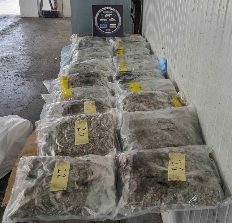 24 кг марихуана задържаха митничари в два леки автомобила