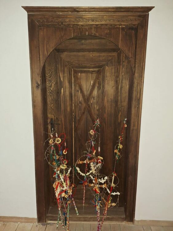 Коледен базар предлага пъстри сурвачки,изработени от музейни работници в Кърджали