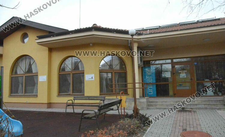 Ученици осигуриха коледни подаръци за деца със затруднения 