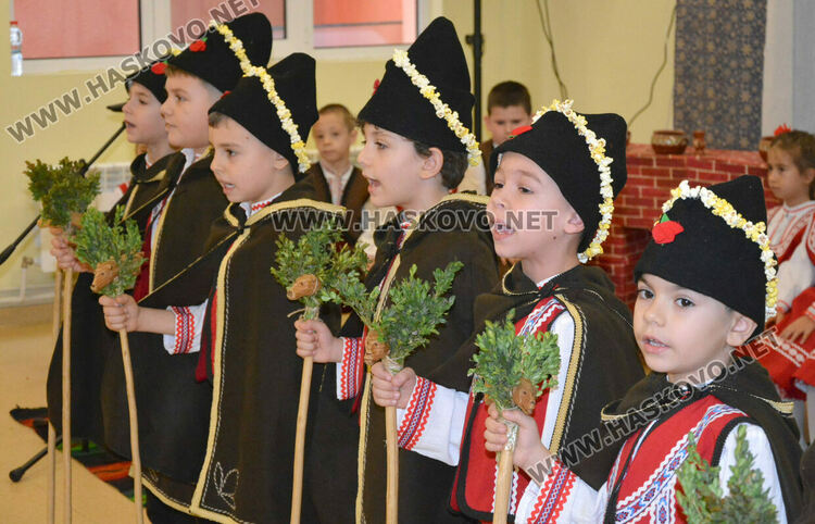 Фестивал „Коледарче“ съхранява българските традиции в ДГ „Слънце“