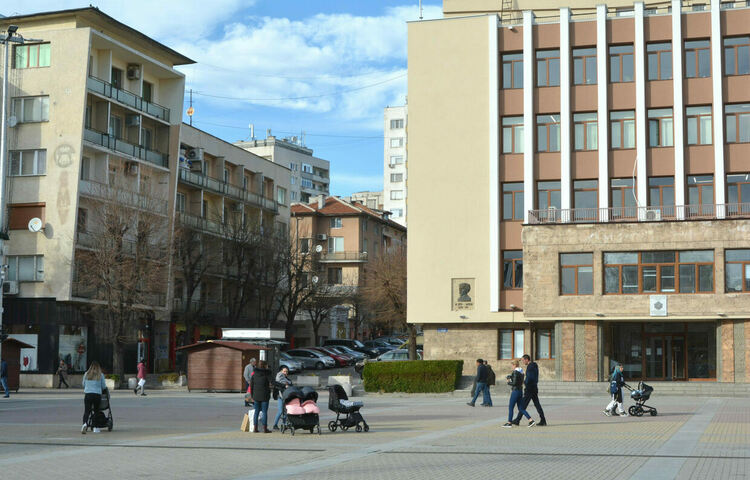 Разкъсани облаци с повече слънце следобед