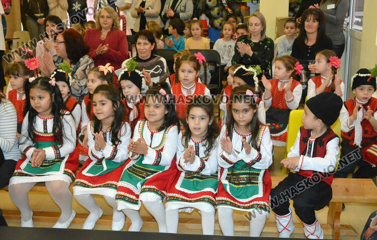 Фестивал „Коледарче“ съхранява българските традиции в ДГ „Слънце“