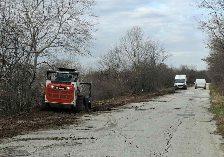 Почистването на банкетите създава проблем за движението по пътя Първомай-Виница