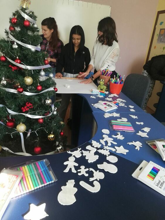 Деца изработиха фигурки за коледния базар