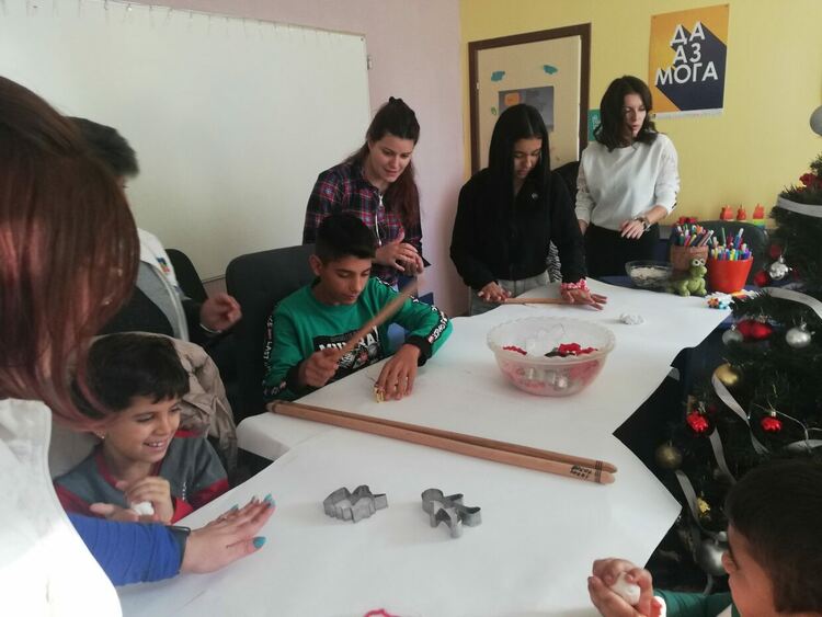 Деца изработиха фигурки за коледния базар