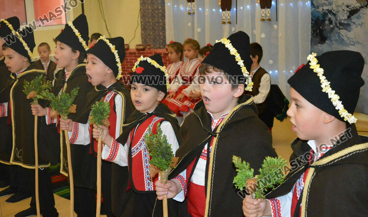 Фестивал „Коледарче“ съхранява българските традиции в ДГ „Слънце“