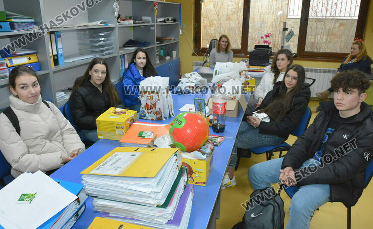 Ученици осигуриха коледни подаръци за деца със затруднения 