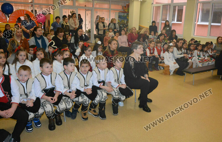 Фестивал „Коледарче“ съхранява българските традиции в ДГ „Слънце“