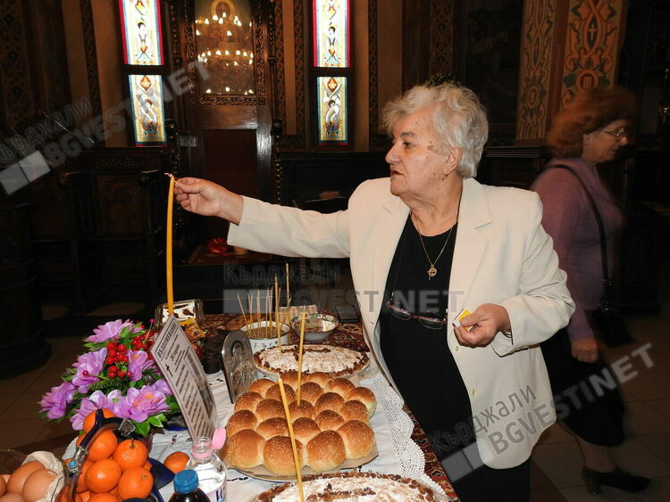 Отец Петър Гарена отслужи панахида  за загиналите във Върбица военослужещи, инициативата е на християни и мюсюлмани