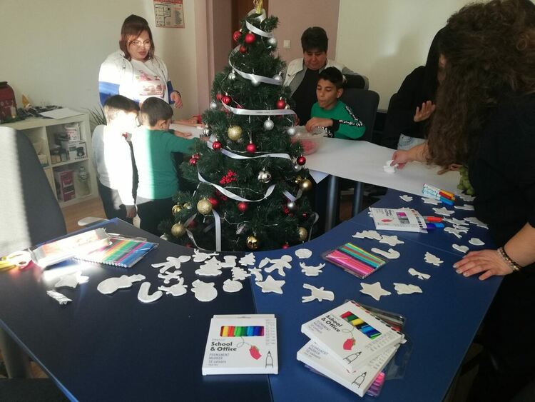Деца изработиха фигурки за коледния базар