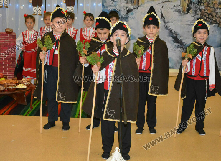 Фестивал „Коледарче“ съхранява българските традиции в ДГ „Слънце“