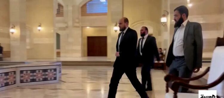 Ръководителят на преходното правителство Мохамед ал Башир (първият отпред) има управленски опит - ръководил е правителството на контролираната от ХТШ провинция Идлиб