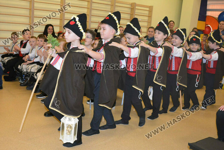 Фестивал „Коледарче“ съхранява българските традиции в ДГ „Слънце“