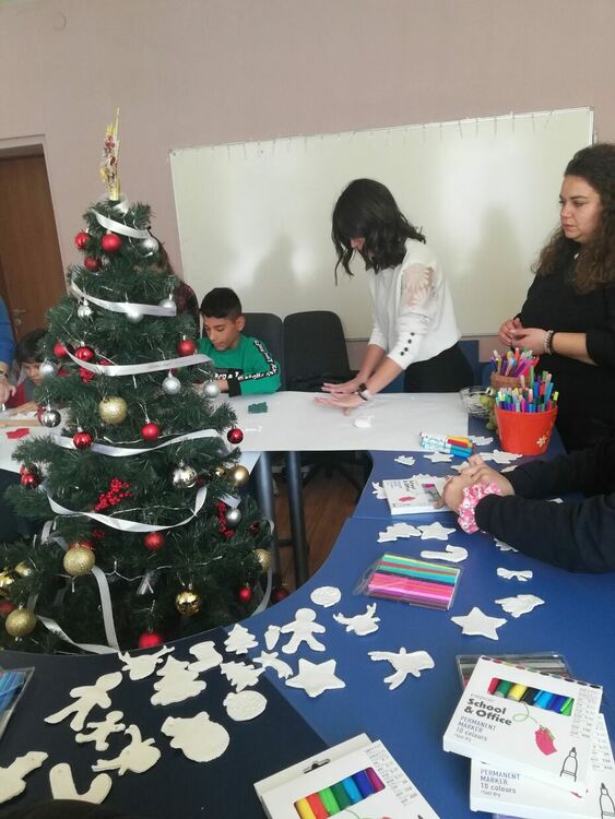 Деца изработиха фигурки за коледния базар