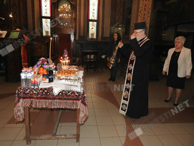 Отец Петър Гарена отслужи панахида  за загиналите във Върбица военослужещи, инициативата е на християни и мюсюлмани