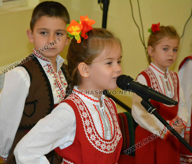 Фестивал „Коледарче“ съхранява българските традиции в ДГ „Слънце“
