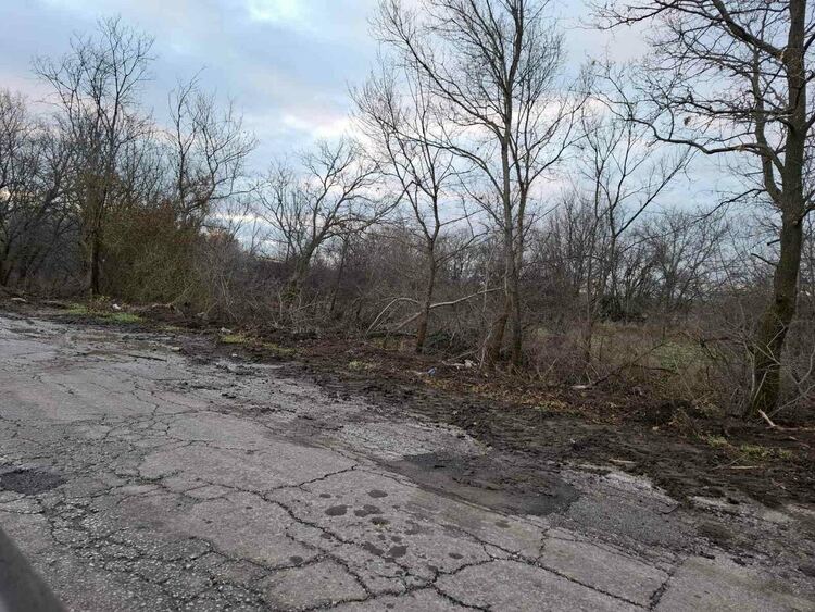 Почистването на банкетите създава проблем за движението по пътя Първомай-Виница