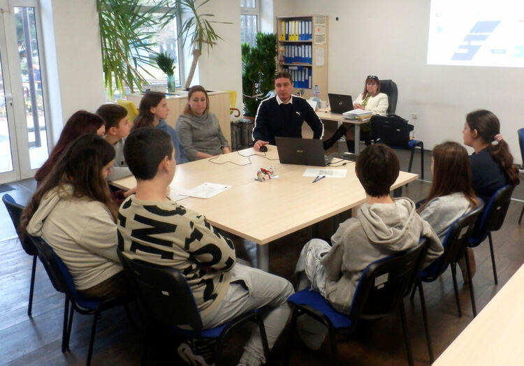 Ученици влизат в ролята на детективи и ще „разследват“ смяната на печките с климатици