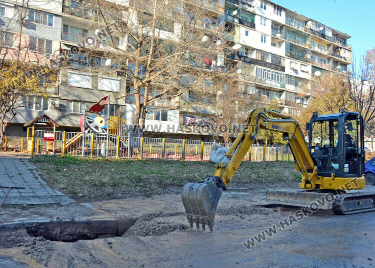 Спукана тръба наводни бул. „Васил Левски“, търсят аварии