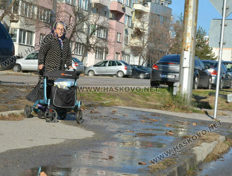 Спукана тръба наводни бул. „Васил Левски“, търсят аварии