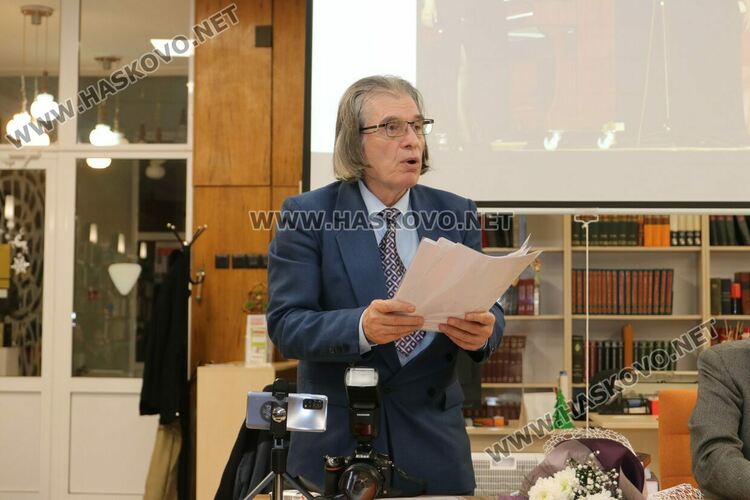 Пълна зала аплодира книгата „Вселена от любов“ на д-р Драгомир Мирчев в Хасково