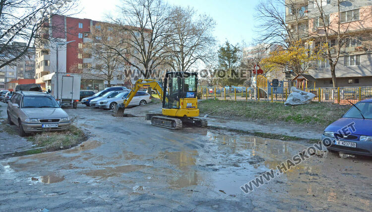 Спукана тръба наводни бул. „Васил Левски“, търсят аварии