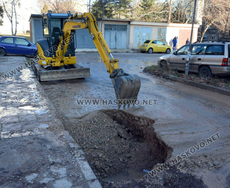 Спукана тръба наводни бул. „Васил Левски“, търсят аварии