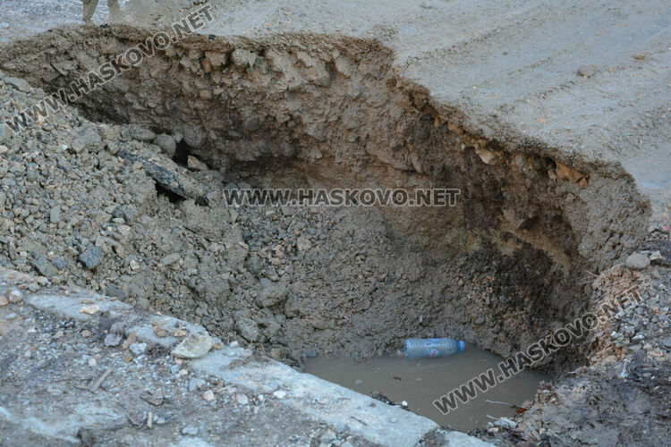 Спукана тръба наводни бул. „Васил Левски“, търсят аварии