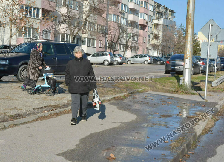 Спукана тръба наводни бул. „Васил Левски“, търсят аварии