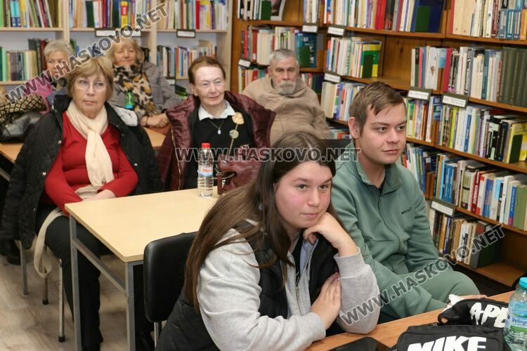 Пълна зала аплодира книгата „Вселена от любов“ на д-р Драгомир Мирчев в Хасково