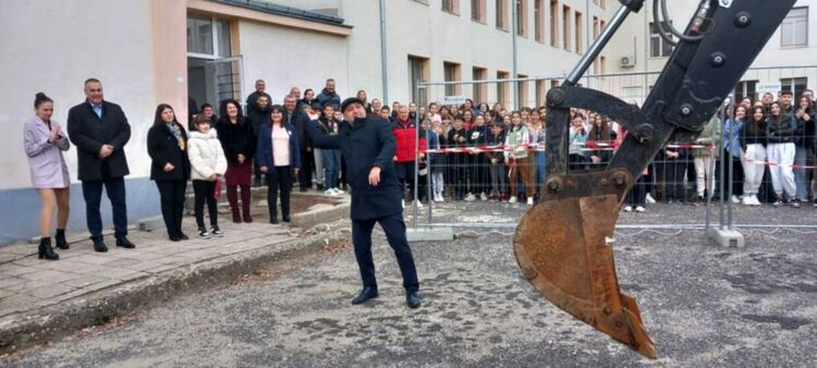 Кметът Ерол Мюмюн направи първа копка на основен ремонт на спортни съоръжения в СУ „Йордан Йовков”