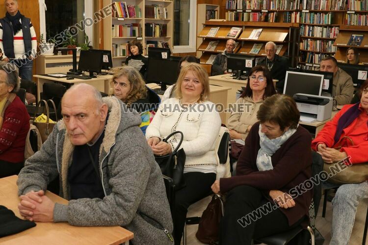 Пълна зала аплодира книгата „Вселена от любов“ на д-р Драгомир Мирчев в Хасково