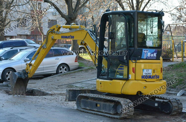 Спукана тръба наводни бул. „Васил Левски“, търсят аварии