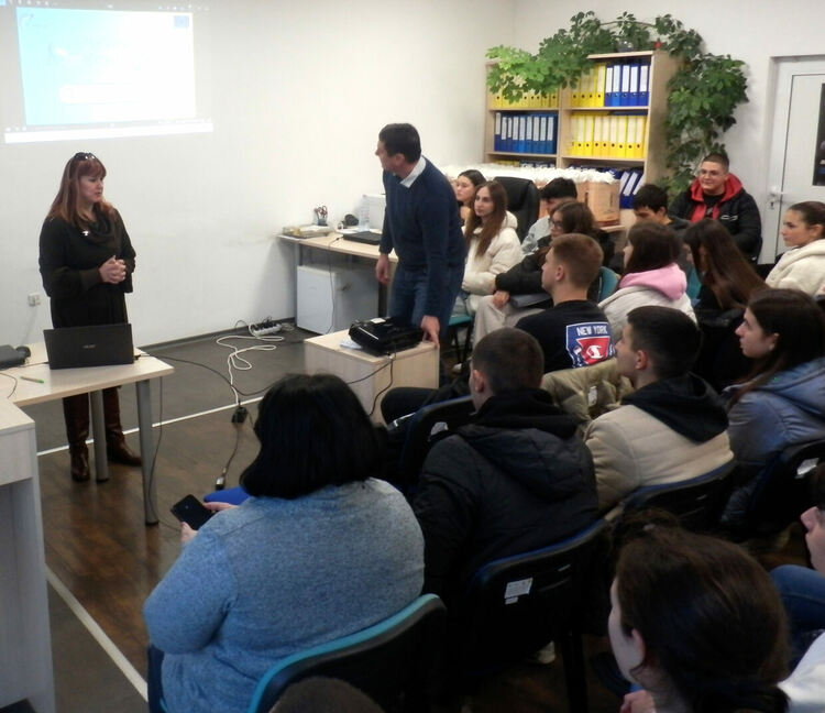 Ученици влизат в ролята на детективи и ще „разследват“ смяната на печките с климатици