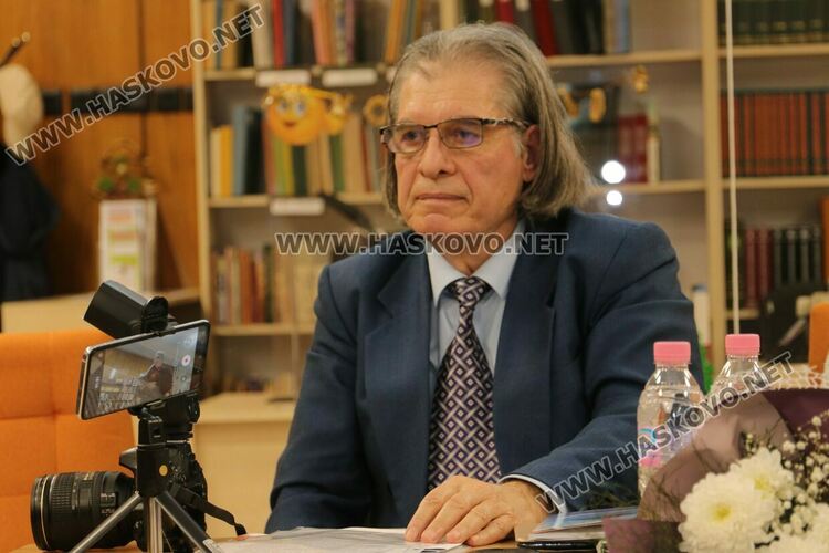 Пълна зала аплодира книгата „Вселена от любов“ на д-р Драгомир Мирчев в Хасково