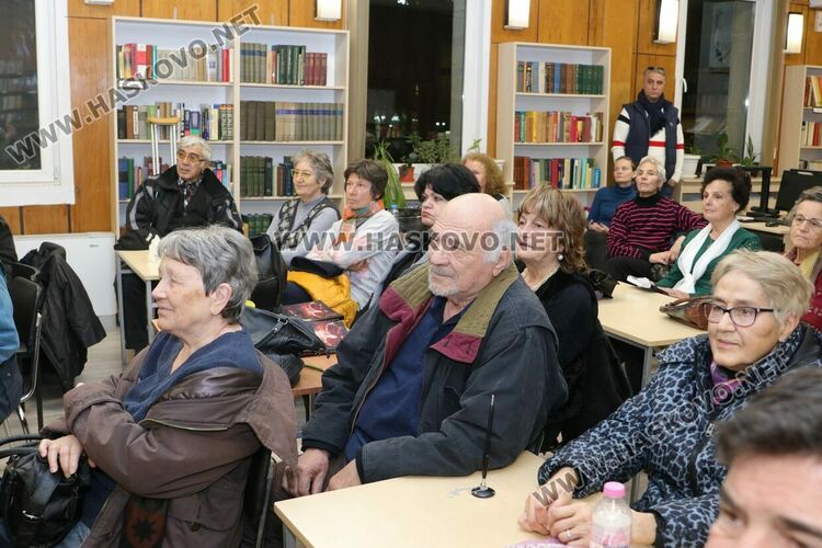 Пълна зала аплодира книгата „Вселена от любов“ на д-р Драгомир Мирчев в Хасково